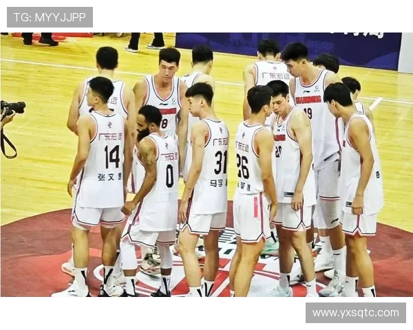 南京同曦主场迎战广东宏远两队实力碰撞上演精彩篮球对决